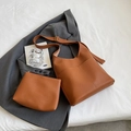 Sac seau hobo classique en cuir souple marron caramel avec une petite pochette zippée - Marron