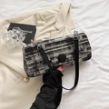 Elegante bolso baguette de tweed blanco y negro con correa de cuero y gran botón decorativo - Negro