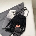 Retro zwarte suède crossbody tas met bohemien franjes en minimalistisch vierkant design - Zwart