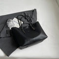 Elegante borsa tote in pelle nera con cuciture bianche a contrasto e logo dorato - Nero