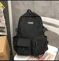 Vista dettagliata dello zaino in nylon nero multitasche con etichetta del marchio Ladata - Nero (Senza Ciondolo)