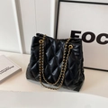 Bolso tote acolchado negro con cadena dorada y elegante diseño de rombos - Negro