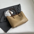 Elegante borsa tote marrone bicolore con manici a contrasto e ampio design interno - Cachi