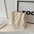 Elegante bolso tote acolchado blanco con cadena dorada y textura suave de nube - Blanco Roto