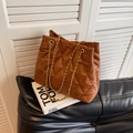 Elegante bolso tote de cuero acolchado marrón caramelo con cadenas doradas - Marrón