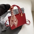 Elegante borsa tote rossa con foulard in seta decorativo e tracolla lunga da donna - Rosso Liscio