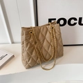 Elegante bolso tote acolchado caqui con costuras de diamante y detalles de metal dorado - Caqui
