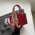 Borsa tote rossa con stampa coccodrillo, foulard a cuori e manico superiore intrecciato - Motivo a Pietra Rosso