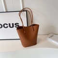 Borsa tote marrone in pelle con motivo litchi e spalline lunghe in stile minimalista - Marrone