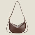 Bolso croissant minimalista marrón oscuro con textura mate y herrajes dorados - café