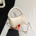 Mini-Umhängetasche aus cremefarbenem Canvas mit silberner Kette und Polstergriff - Cremeweiß