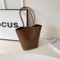 Borsa tote marrone scuro retrò in pelle a grana con ampi scomparti e manici lunghi - caffè