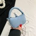 Hellblaue Denim-Mini-Handtasche mit silberner Kette und Tragegriff im trendigen Stil - Hellblau