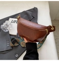 Borsa a tracolla marrone a semicerchio con ampia cinghia etnica e zip dorata - Marrone