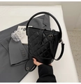 Sac seau matelassé noir avec poignée supérieure et bandoulière réglable pour femme - Noir