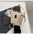 Sac seau matelassé beige chic avec chaîne et poignée pour femme - Blanc