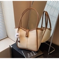 Sac fourre-tout en cuir crème avec bordure marron et breloque en peluche douce - Avec Pendentif / Blanc Cassé