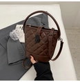 Sac seau matelassé marron foncé avec poignée ronde et bandoulière réglable - Marron