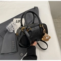 Elegante borsa Boston nera con trama litchi, dettagli dorati e ciondolo a scimmia - Nero (Con Ciondolo)