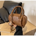 Borsa Boston in pelle PU marrone con trama litchi, manici e ciondolo di peluche - Marrone (Con Ciondolo)