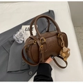 Borsa Boston marrone scuro con goffratura ARM ARM, ciondolo di peluche e tracolla regolabile - Caffè (Con Ciondolo)