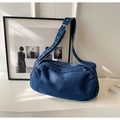 Bolso almohada retro de mezclilla azul oscuro con correa ajustable de ojales plateados - Azul oscuro