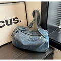 Bolso tipo almohada de mezclilla azul oscuro vintage con correa de ojales para estilo street - Azul claro