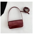 Minimalistische weinrote Lackleder Schultertasche mit goldener Marke und Riemen - Rot
