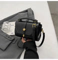 Elegante borsa a mano in pelle nera con dettagli dorati e tracolla regolabile - Nero