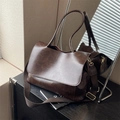 Dunkelbraune Retro-Tasche aus Kunstleder mit breitem Gurt und goldener Hardware - Braun