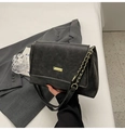 Borsa tote nera minimalista con trama opaca vintage e tracolla a catena dorata - Nero