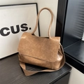 Braune große Handtasche aus PU-Leder mit breitem Nylongurt und minimalistischem Überschlag - Gelbbraun