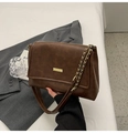 Borsa a spalla in pelle marrone scuro retrò con dettagli dorati e tracolla a catena - Marrone