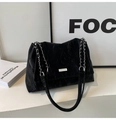 Dettaglio borsa sottobraccio in velluto nero con catena argento e logo metallico - Nero
