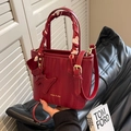 Elegante borsa a secchiello rossa da sposa con trama in pelle e sciarpa di seta - Borgogna