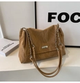 Dettaglio borsa a tracolla in pelle kaki con catena argentata e placchetta logo in metallo - Cachi