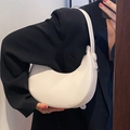 Borsa a spalla a mezzaluna bianco crema minimalista in pelle PU testurizzata - Bianco