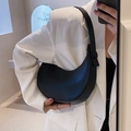 Borsa sottoascellare retrò nera a mezzaluna con finitura opaca e dettaglio fibbia - Nero Versatile