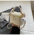 Witte mini bucket bag met marmerpatroon, sjaalgreep en een zachte pluche pompon - Broken Wit