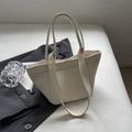 Bolso de mano minimalista en cuero PU blanco crema con hebilla de metal dorado y asa chic - Blanco