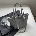 Elegante bolso de hombro gris minimalista con textura de mármol y herrajes dorados - Plateado