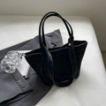 Bolso tote negro minimalista en ante mate con detalles de cuentas metálicas doradas - Negro