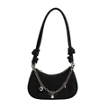 Bolso de media luna negro con correa anudada y cadena con dije de corazón plateado - Negro