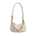 Bolso de hombro chic de cuero PU blanco crema con asa anudada y cadena de dijes - Blanco Roto
