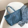 Bolso tote de nailon gris azulado impermeable con etiqueta de moda y correas cómodas - Predeterminado / Azul