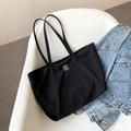 Bolso tote negro minimalista de nailon con parche de MODIFEI y correas largas de hombro - Predeterminado / Negro