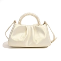 Bolso de mano plisado beige elegante con asa de perlas y correa de cuero suave - Blanco Perlado