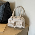 Beigefarbene Schultertasche aus PU mit Schleifen-Details und zwei Fronttaschen - Gebrochenes Weiß