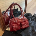 Dunkelrote Lackleder Schultertasche im Ballett-Stil mit Schleifen und zwei Vordertaschen - Rot