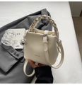 Sac seau blanc crème avec poignée tressée et pendentif boule argentée chic - Blanc Cassé